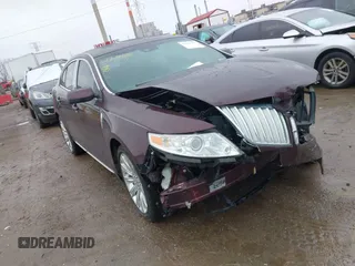 2011 Lincoln MKS z VIN 1LNHL9DR1BG607358, wystawiony jako IAAI lot #41727455 z przebiegiem 130 093 mil mil oraz . Historia ofert i sprzedaży dostępna na DreamBid. Obrazek 1.