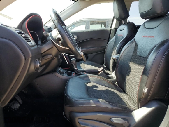 2020 Jeep Compass Trailhawk z VIN 3C4NJDDB7LT118589, wystawiony jako Copart lot #55264435 z przebiegiem 96 330 mil mil oraz Szkoda całkowita • Salvage title. Historia ofert i sprzedaży dostępna na DreamBid. Obrazek 7.