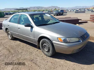 1998 Toyota Camry LE z VIN 4T1BG22K0WU352118, wystawiony jako IAAI lot #42066267 z przebiegiem 289 599 mil mil oraz . Historia ofert i sprzedaży dostępna na DreamBid. Obrazek 1.