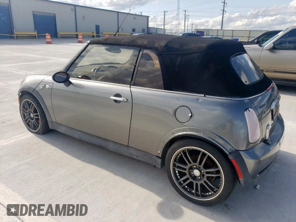 2005 MINI Convertible S z VIN WMWRH33475TF81146, wystawiony jako Copart lot #58586245 z przebiegiem Nie podano mil oraz Szkoda całkowita • Salvage title. Historia ofert i sprzedaży dostępna na DreamBid. Obrazek 2.