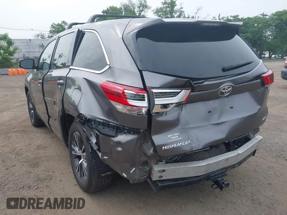 2018 Toyota Highlander LE z VIN 5TDBZRFH1JS896873, wystawiony jako IAAI lot #42501993 z przebiegiem 63 877 mil mil oraz . Historia ofert i sprzedaży dostępna na DreamBid. Obrazek 6.