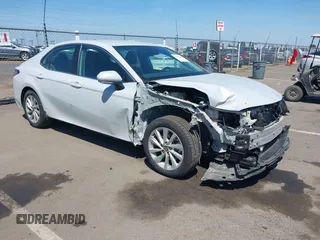 2024 Toyota Camry LE z VIN 4T1C11AK3RU214854, wystawiony jako IAAI lot #42143146 z przebiegiem 50 344 mil mil oraz . Historia ofert i sprzedaży dostępna na DreamBid. Obrazek 1.