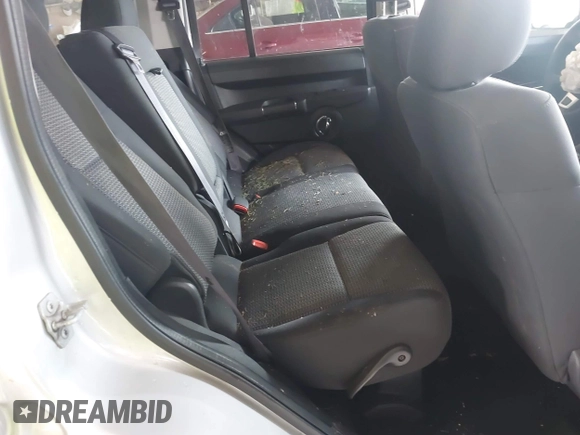 2010 Jeep Commander Sport z VIN 1J4RG4GK0AC105228, wystawiony jako IAAI lot #42558376 z przebiegiem Nie podano mil oraz . Historia ofert i sprzedaży dostępna na DreamBid. Obrazek 8.