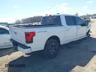 2024 Ford F-150 Lightning z VIN 1FTVW3L74RWG20276, wystawiony jako IAAI lot #41991515 z przebiegiem 4048 mil mil oraz . Historia ofert i sprzedaży dostępna na DreamBid. Obrazek 4.