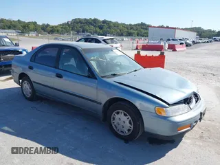 1995 Honda Accord DX with VIN 1HGCD562XSA045128, listed as a IAAI auction lot 40563511 with 143,206 mi miles. Bid and sale history available at carsss.com. Image 1.