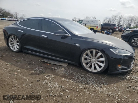 2013 Tesla Model S z VIN 5YJSA1CN8DFP22679, wystawiony jako Copart lot #51812615 z przebiegiem 1 211 mil mil oraz Czysty tytuł • Clean title. Historia ofert i sprzedaży dostępna na DreamBid. Obrazek 4.