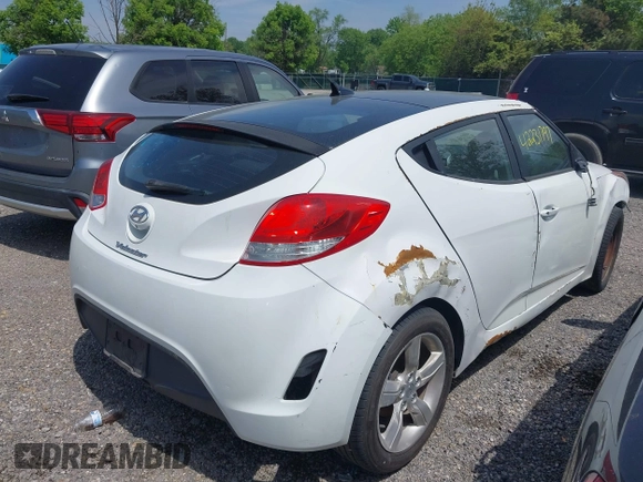 2015 Hyundai Veloster z VIN KMHTC6AD8FU228494, wystawiony jako IAAI lot #42231797 z przebiegiem 111 141 mil mil oraz . Historia ofert i sprzedaży dostępna na DreamBid. Obrazek 4.