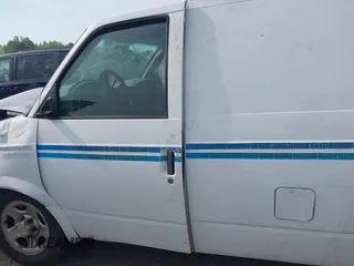 2005 Chevrolet Astro Cargo with VIN 1GCDM19X75B113130, listed as a IAAI auction lot 42027938 with Not Provided miles. Bid and sale history available at carsss.com. Image 14.
