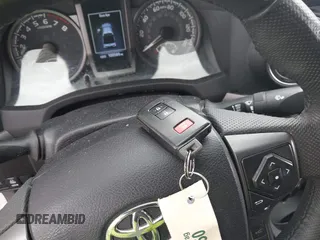 2022 Toyota Tacoma SR z VIN 3TMCZ5AN7NM493268, wystawiony jako IAAI lot #42041593 z przebiegiem 100 589 mil mil oraz . Historia ofert i sprzedaży dostępna na DreamBid. Obrazek 11.