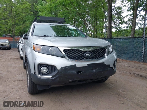 2013 Kia Sorento LX z VIN 5XYKT3A60DG338695, wystawiony jako IAAI lot #42252721 z przebiegiem 200 000 mil mil oraz . Historia ofert i sprzedaży dostępna na DreamBid. Obrazek 6.
