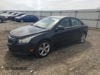 2014 Chevrolet Cruze 2LT z VIN 1G1PE5SB5E7329005, wystawiony jako Copart lot #50637745 z przebiegiem 213 912 mil mil oraz Nie do naprawy. Historia ofert i sprzedaży dostępna na DreamBid. Obrazek 1.