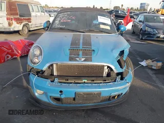 2013 MINI Roadster S z VIN WMWSY3C55DT594628, wystawiony jako IAAI lot #41316950 z przebiegiem 77 399 mil mil oraz . Historia ofert i sprzedaży dostępna na DreamBid. Obrazek 12.