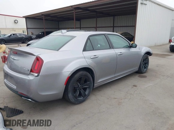 2018 Chrysler 300 S z VIN 2C3CCABG3JH266313, wystawiony jako IAAI lot #42397694 z przebiegiem 79 549 mil mil oraz . Historia ofert i sprzedaży dostępna na DreamBid. Obrazek 4.