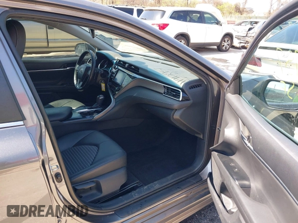 2018 Toyota Camry LE z VIN 4T1B11HK2JU113469, wystawiony jako IAAI lot #41912957 z przebiegiem 158 323 mil mil oraz . Historia ofert i sprzedaży dostępna na DreamBid. Obrazek 5.
