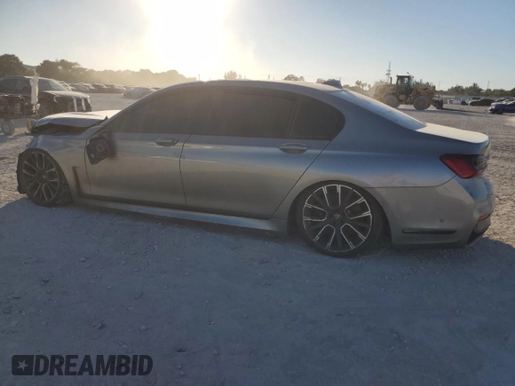 2021 BMW 7 Series 740i z VIN WBA7T2C08MCG07068, wystawiony jako Copart lot #83335054 z przebiegiem Nie podano mil oraz Czysty tytuł • Clean title. Historia ofert i sprzedaży dostępna na DreamBid. Obrazek 2.