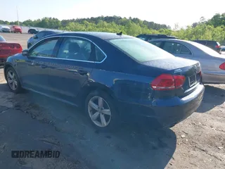 2013 Volkswagen Passat SE z VIN 1VWBP7A36DC130257, wystawiony jako IAAI lot #41987145 z przebiegiem 148 881 mil mil oraz . Historia ofert i sprzedaży dostępna na DreamBid. Obrazek 3.