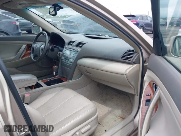 2009 Toyota Camry LE z VIN 4T1BK46KX9U089242, wystawiony jako IAAI lot #42448998 z przebiegiem 252 787 mil mil oraz . Historia ofert i sprzedaży dostępna na DreamBid. Obrazek 5.