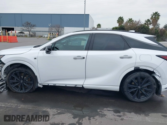 2024 Lexus RX 500h F Sport Performance z VIN 2T2BCMEA4RC016032, wystawiony jako IAAI lot #41464306 z przebiegiem 13 338 mil mil oraz . Historia ofert i sprzedaży dostępna na DreamBid. Obrazek 15.