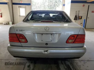 1999 Mercedes-Benz E 320 z VIN WDBJF65HXXA837426, wystawiony jako Copart lot #51084325 z przebiegiem Nie podano mil oraz Szkoda całkowita • Salvage title. Historia ofert i sprzedaży dostępna na DreamBid. Obrazek 6.