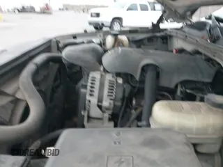 2006 Chevrolet Silverado 1500 LT2 z VIN 2GCEK13T561250097, wystawiony jako IAAI lot #41558416 z przebiegiem 291 906 mil mil oraz . Historia ofert i sprzedaży dostępna na DreamBid. Obrazek 19.