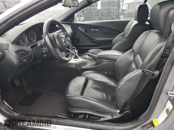 2007 BMW 6 Series M6 z VIN WBSEK93537CS32914, wystawiony jako Copart lot #59816795 z przebiegiem 82 046 mil mil oraz Czysty tytuł • Clean title. Historia ofert i sprzedaży dostępna na DreamBid. Obrazek 7.
