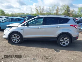 2015 Ford Escape Titanium z VIN 1FMCU9J99FUC75852, wystawiony jako IAAI lot #42171467 z przebiegiem 113 322 mil mil oraz . Historia ofert i sprzedaży dostępna na DreamBid. Obrazek 14.