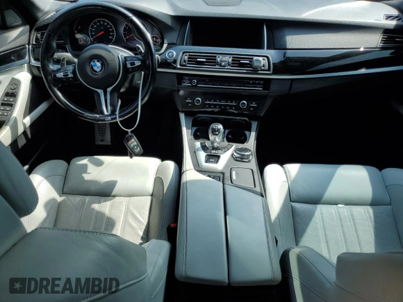 2016 BMW M5 z VIN WBSFV9C55GD595799, wystawiony jako Copart lot #65708864 z przebiegiem 104 198 mil mil oraz Szkoda całkowita • Salvage title. Historia ofert i sprzedaży dostępna na DreamBid. Obrazek 8.