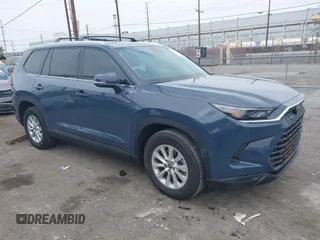 2024 Toyota Highlander XLE z VIN 5TDAAAA57RS013470, wystawiony jako IAAI lot #42170799 z przebiegiem 9 731 mil mil oraz . Historia ofert i sprzedaży dostępna na DreamBid. Obrazek 1.