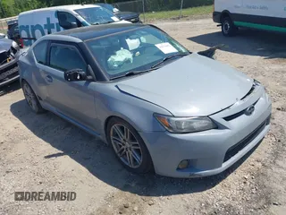 2011 Scion tC z VIN JTKJF5C77B3005697, wystawiony jako IAAI lot #42074682 z przebiegiem 180 531 mil mil oraz . Historia ofert i sprzedaży dostępna na DreamBid. Obrazek 1.