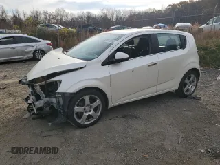 2013 Chevrolet Sonic LTZ z VIN 1G1JE6SB9D4206027, wystawiony jako Copart lot #46492145 z przebiegiem 89 058 mil mil oraz Nie do naprawy • Non repairable. Historia ofert i sprzedaży dostępna na DreamBid. Obrazek 1.