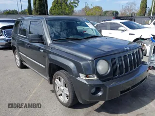 2010 Jeep Patriot Latitude z VIN 1J4NT1GA5AD676661, wystawiony jako IAAI lot #41602103 z przebiegiem 144 915 mil mil oraz . Historia ofert i sprzedaży dostępna na DreamBid. Obrazek 1.