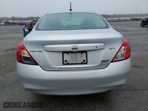 2012 Nissan Versa S z VIN 3N1CN7APXCL816002, wystawiony jako Copart lot #49552405 z przebiegiem 90 082 mil mil oraz Czysty tytuł • Clean title. Historia ofert i sprzedaży dostępna na DreamBid. Obrazek 6.
