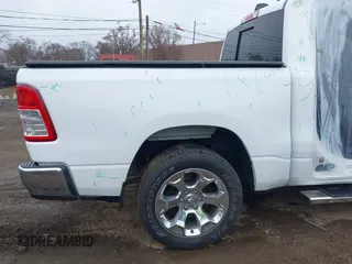 2019 Ram 1500 Big Horn z VIN 1C6SRFFT9KN644984, wystawiony jako IAAI lot #41849314 z przebiegiem 144 812 mil mil oraz . Historia ofert i sprzedaży dostępna na DreamBid. Obrazek 17.