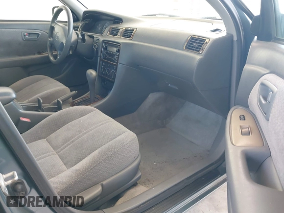2000 Toyota Camry CE z VIN JT2BG22KXY0406984, wystawiony jako IAAI lot #42344436 z przebiegiem 234 729 mil mil oraz . Historia ofert i sprzedaży dostępna na DreamBid. Obrazek 5.