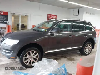 2010 Volkswagen Touareg VR6 z VIN WVGBF7A91AD002407, wystawiony jako IAAI lot #42369975 z przebiegiem 95 504 mil mil oraz . Historia ofert i sprzedaży dostępna na DreamBid. Obrazek 14.