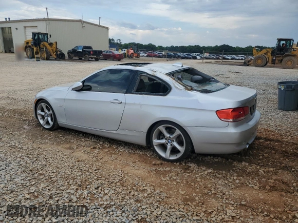 2009 BMW 3 Series 335i z VIN WBAWB73519P044563, wystawiony jako Copart lot #56112405 z przebiegiem 114 219 mil mil oraz Szkoda całkowita • Salvage title. Historia ofert i sprzedaży dostępna na DreamBid. Obrazek 2.