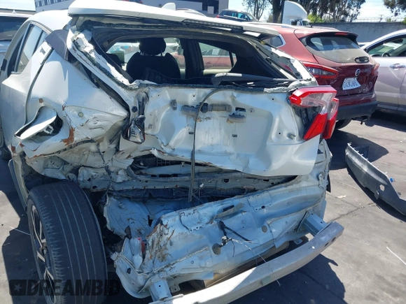 2019 Toyota C-HR XLE z VIN JTNKHMBX3K1029701, wystawiony jako IAAI lot #42023964 z przebiegiem 83 055 mil mil oraz . Historia ofert i sprzedaży dostępna na DreamBid. Obrazek 6.