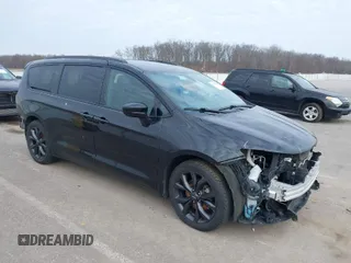 2020 Chrysler Pacifica Touring with VIN 2C4RC1FG8LR150537, listed as a IAAI auction lot 41704931 with 141,124 mi miles and . Bid and sale history available at DreamBid. Image 1.