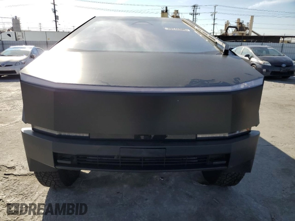 2024 Tesla Cybertruck z VIN 7G2CEHED1RA050360, wystawiony jako Copart lot #50245885 z przebiegiem Nie podano mil oraz Szkoda całkowita • Salvage title. Historia ofert i sprzedaży dostępna na DreamBid. Obrazek 5.