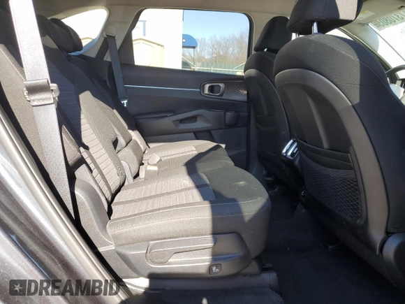 2022 Kia Sorento LX z VIN 5XYRGDLC3NG159872, wystawiony jako Copart lot #47370805 z przebiegiem 21 328 mil mil oraz Szkoda całkowita • Salvage title. Historia ofert i sprzedaży dostępna na DreamBid. Obrazek 11.
