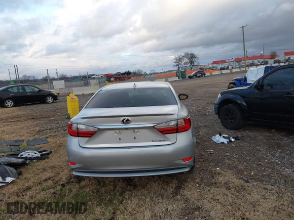 2016 Lexus ES 300h z VIN JTHBW1GGXG2109451, wystawiony jako IAAI lot #41168128 z przebiegiem 101 603 mil mil oraz . Historia ofert i sprzedaży dostępna na DreamBid. Obrazek 16.