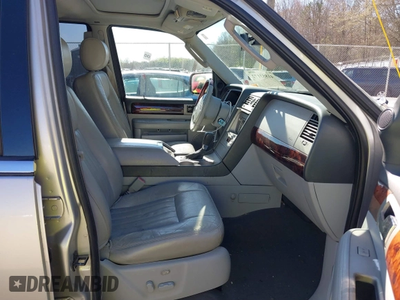 2004 Lincoln Navigator Luxury z VIN 5LMFU27R34LJ05952, wystawiony jako IAAI lot #41853172 z przebiegiem 268 889 mil mil oraz . Historia ofert i sprzedaży dostępna na DreamBid. Obrazek 5.
