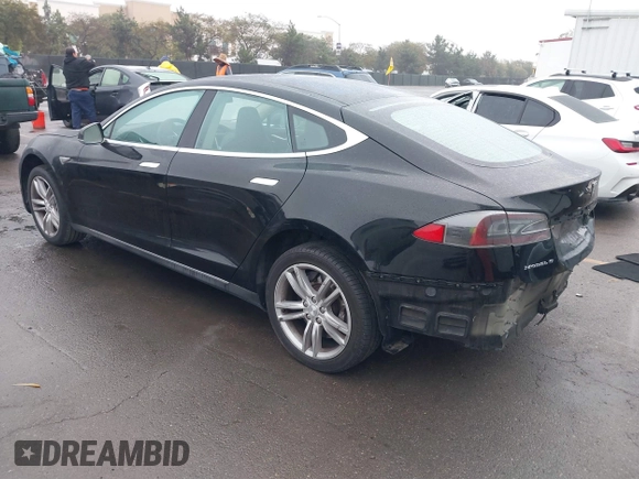 2013 Tesla Model S с VIN 5YJSA1CN0DFP20408, выставлен на аукционе IAAI как лот 41524470 с пробегом Не указан миль и . История ставок и продаж доступна на DreamBid. Изображение 3.