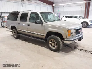 1999 GMC Suburban with VIN 3GKGK26J0XG537434, listed as a IAAI auction lot 41787267 with 180,439 mi miles. Bid and sale history available at carsss.com. Image 1.