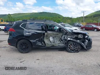 2017 Nissan Rogue SV z VIN 5N1AT2MV8HC814058, wystawiony jako IAAI lot #42200550 z przebiegiem 118 175 mil mil oraz . Historia ofert i sprzedaży dostępna na DreamBid. Obrazek 14.