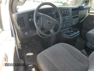 2019 GMC Savana Cargo z VIN 1GTW7AFG1K1246472, wystawiony jako Copart lot #47945425 z przebiegiem 67 493 mil mil oraz Szkody całkowita. Historia ofert i sprzedaży dostępna na DreamBid. Obrazek 8.