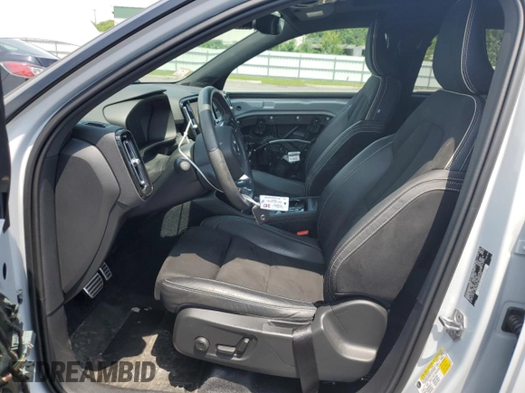 2021 Volvo XC40 R-Design with VIN YV4162UM7M2447377, listed as a Copart auction lot 59814333 with 47,225 mi miles and . Bid and sale history available at DreamBid. Image 7.