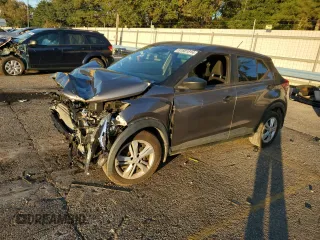 2020 Nissan Kicks S z VIN 3N1CP5BV5LL566616, wystawiony jako Copart lot #81881814 z przebiegiem 61 031 mil mil oraz Szkody całkowita. Historia ofert i sprzedaży dostępna na DreamBid. Obrazek 1.