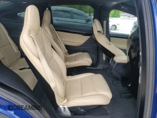 2016 Tesla Model X 70D z VIN 5YJXCBE27GF007972, wystawiony jako Copart lot #53945325 z przebiegiem 83 395 mil mil oraz Szkody całkowita. Historia ofert i sprzedaży dostępna na DreamBid. Obrazek 11.