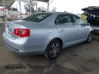2005 Volkswagen Jetta z VIN 3VWDG71K15M636420, wystawiony jako IAAI lot #42243372 z przebiegiem 171 084 mil mil oraz . Historia ofert i sprzedaży dostępna na DreamBid. Obrazek 4.